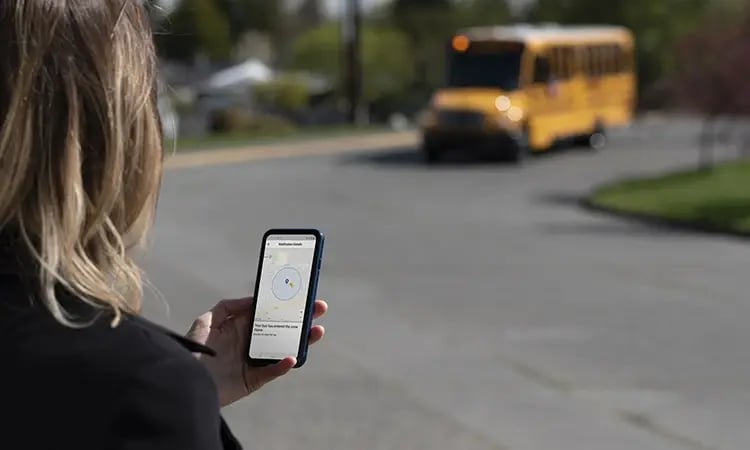 wonman-using-bus-tracking-app